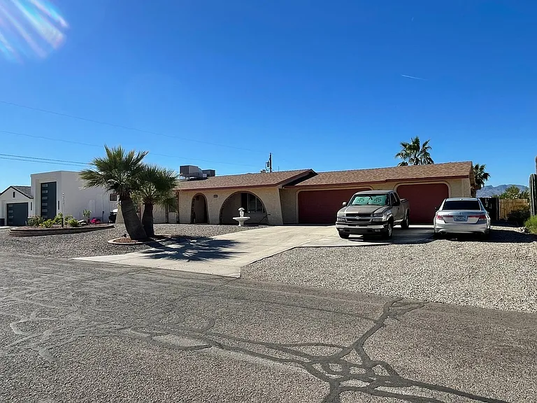 2990 Yuma Dr — Photo 2