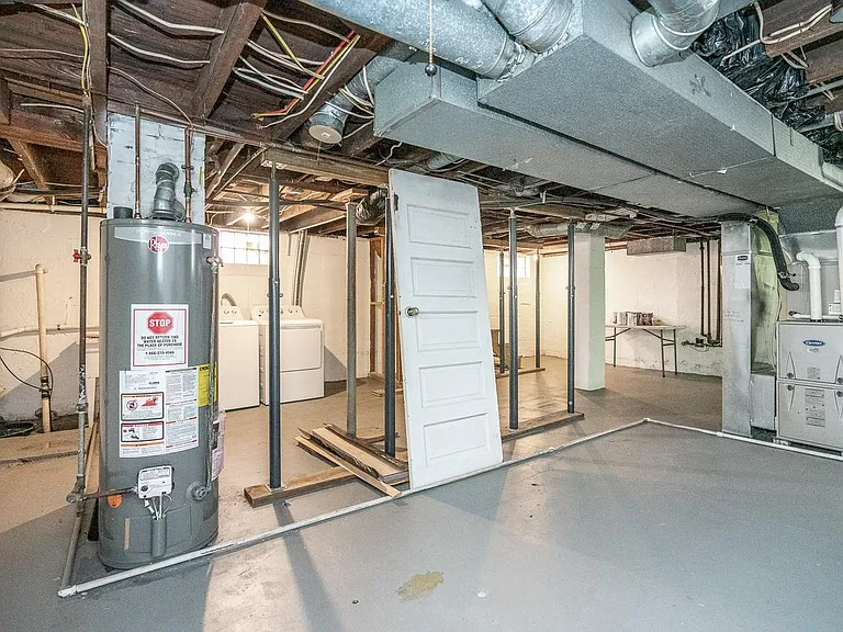2435 Summit St — Photo 46