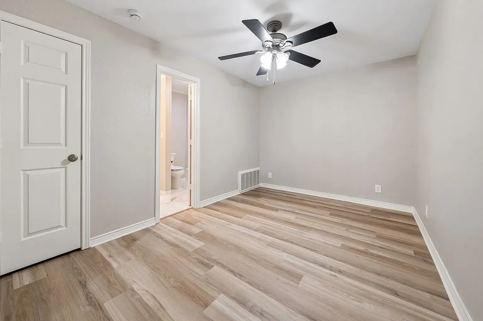 4 bed, 2669 sqft, $900 — Photo 2