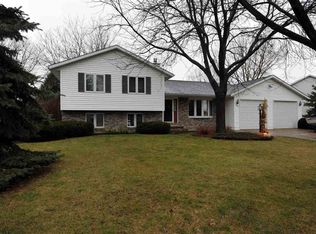 1086 Lori Ln, Sun Prairie, WI 53590