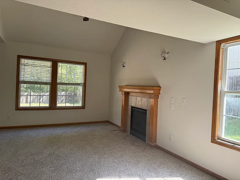 512 N John Doy Ct — Photo 4