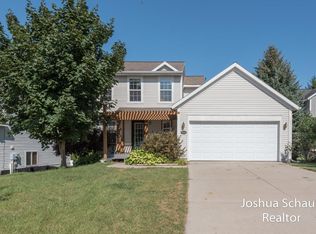 5966 Autumn Crest Dr SE, Kentwood, MI 49512