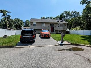 100 Clovernook Ave, Bay Shore, NY 11706