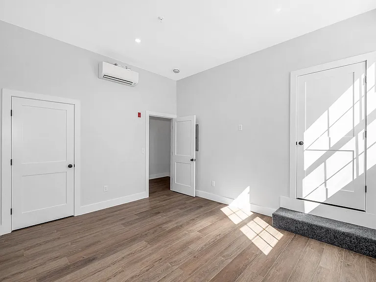 241 W 6th St #101 — Photo 15