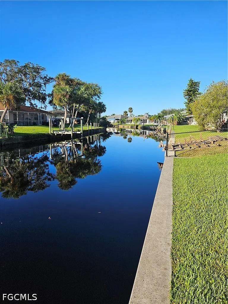 2 bed, 2.0 bath, 1976 sqft, $1,500 — Photo 2