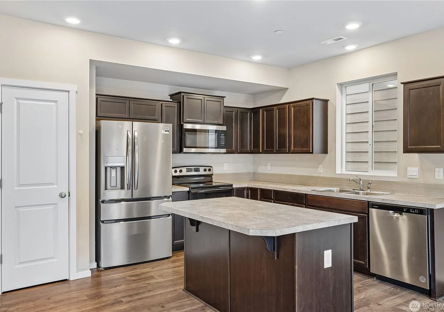 Puyallup beautifully maintained 4-bedroom, 2.5-bath residence in Rainier Ridge — Photo 4