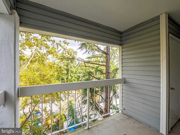 5th image of 3176 Summit Square Dr Unit 4-E11