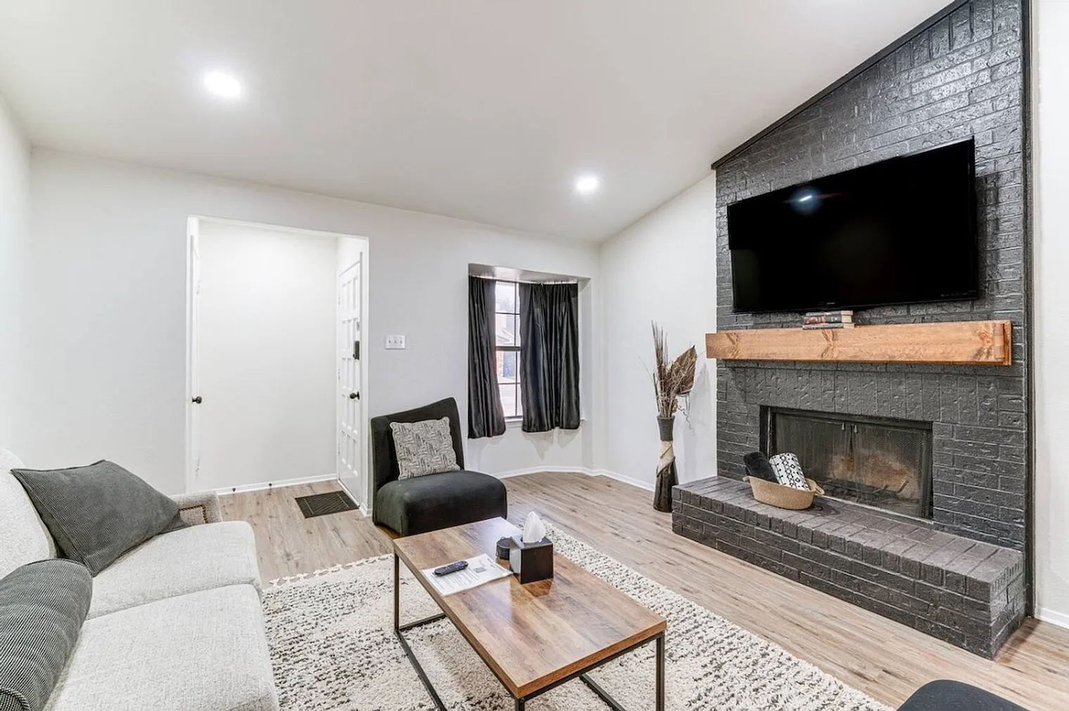 2 bed, 1.0 bath, $6,072 — Photo 2