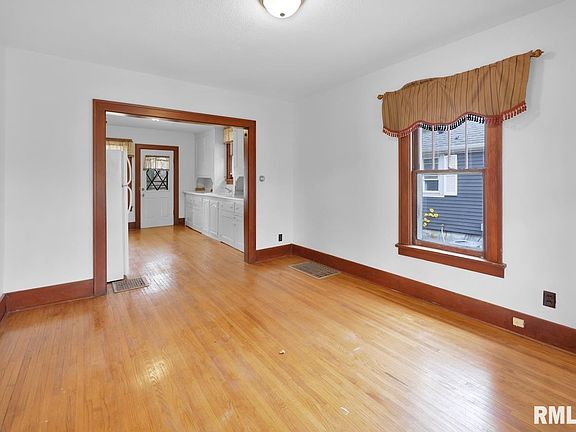 5th image of 323 Pekin Ave