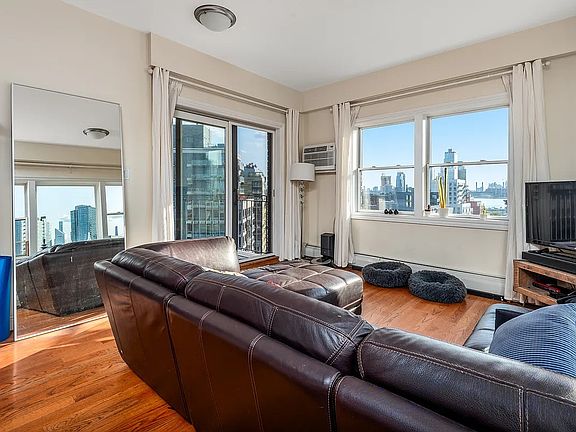 4th image of 12-03 Jackson Ave #8