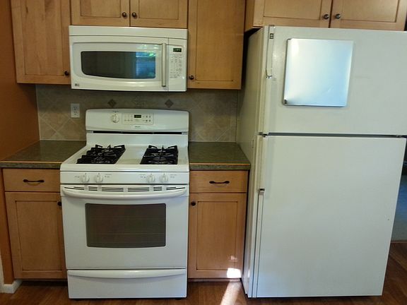 3rd image of 2701 Pine Manor Ave