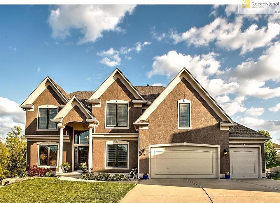 Beautiful front Facade. Located on a cul-de-sac street