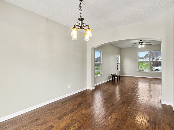 5th image of 212 Leah Ct