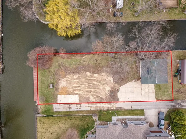 4332 Naples Dr, Luna Pier, MI 48157