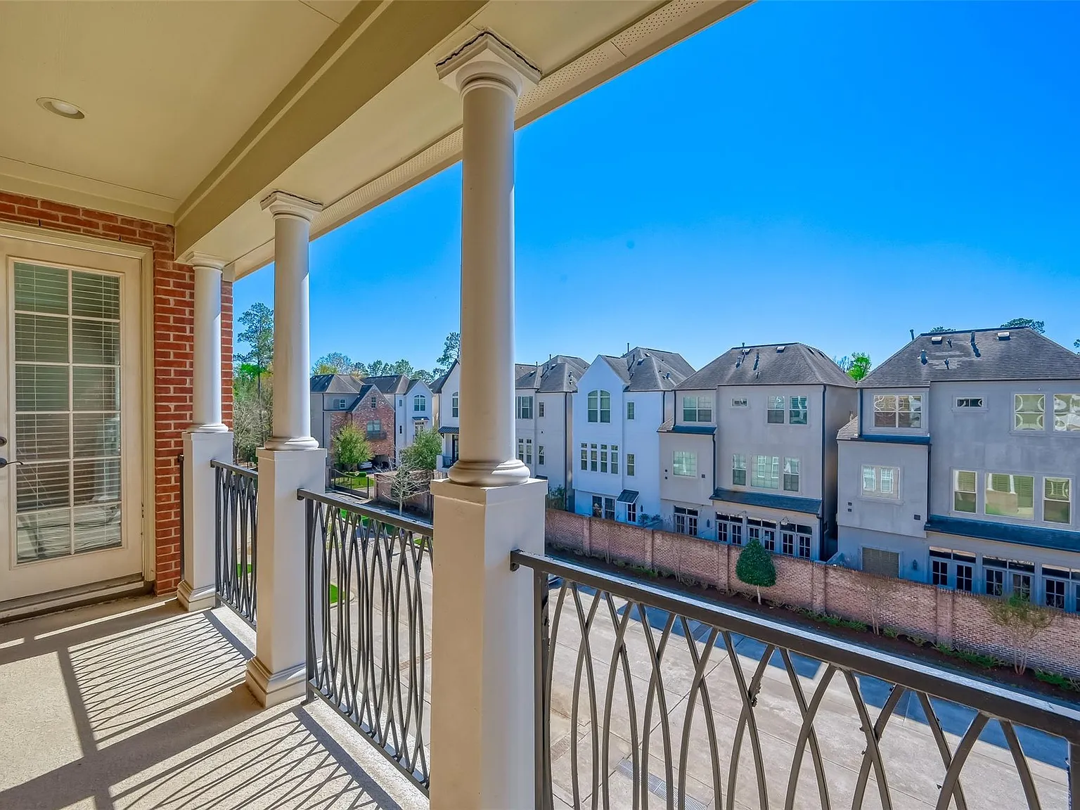 3 bed, 3.5 bath, 2396 sqft, $4,000 — Photo 1