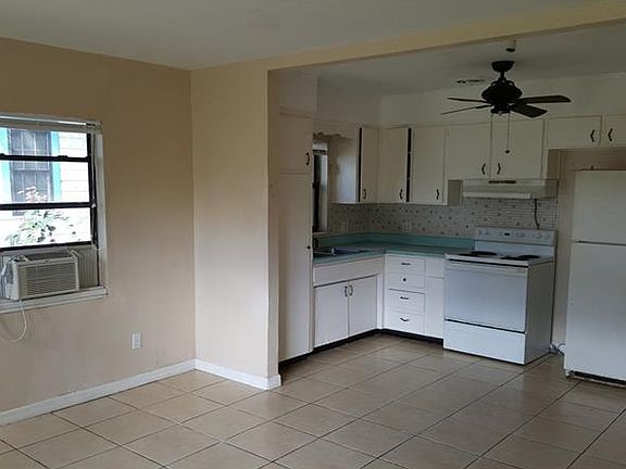 4th image of 1240 E Myrtle St