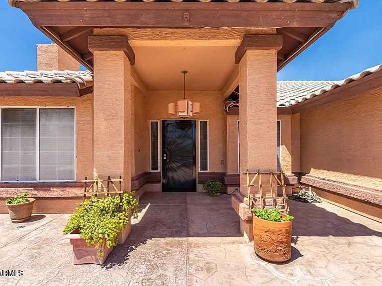 1924 E Sharon Dr — Photo 4
