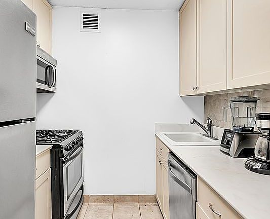 5th image of 330 E 38th St APT 9F