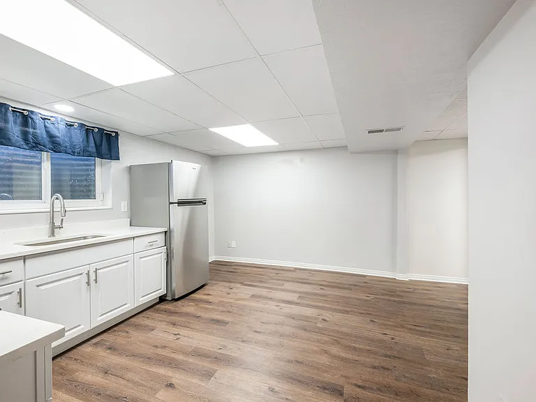 302 Elmwood Dr #BASEMENT — Photo 3