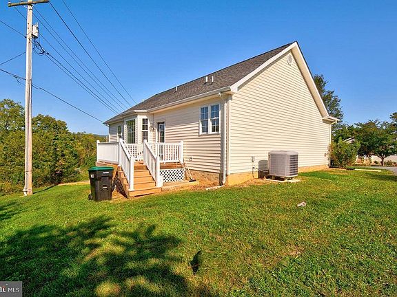 5th image of 512 Burgess St