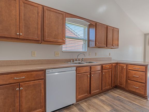 4th image of 982 Surfridge Dr