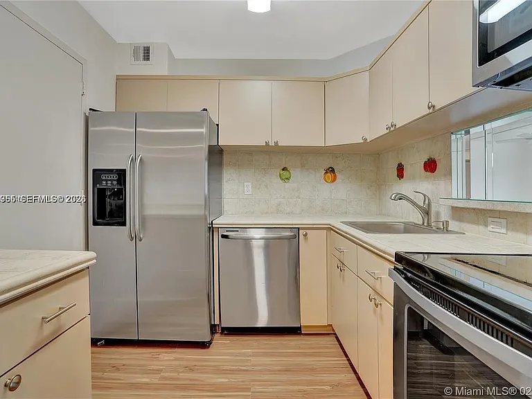 345 Ocean Dr #302 — Photo 2