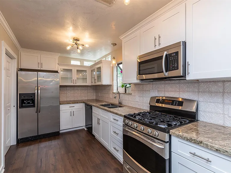 1611 Oakdale St — Photo 12