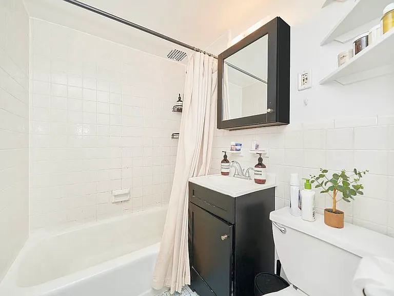 470 W 23rd St #304 — Photo 5