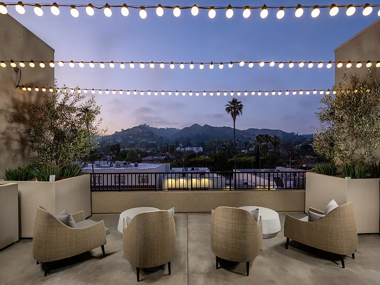 Rae on Sunset — Photo 4