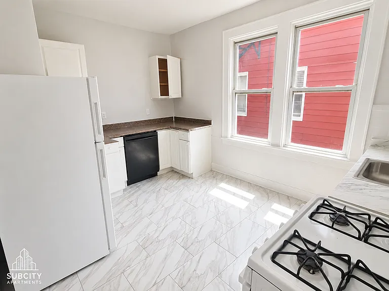 381 Leslie St #2C — Photo 8