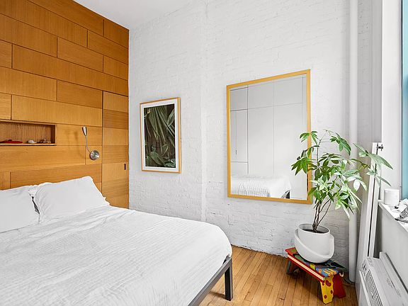 3rd image of 256 W 21st St APT 1B