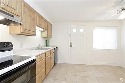 3rd image of 1404 N McKinley Ave APT 1