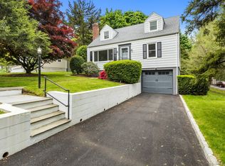 29 Three Lakes Dr, Stamford, CT 06902