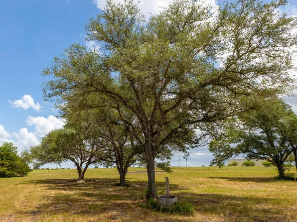 1021 E Old Hallettsville Rd, Flatonia, TX 78941