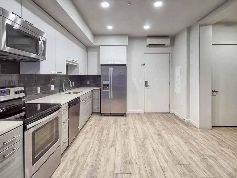 EVIVA Midtown Apartments — Photo 32