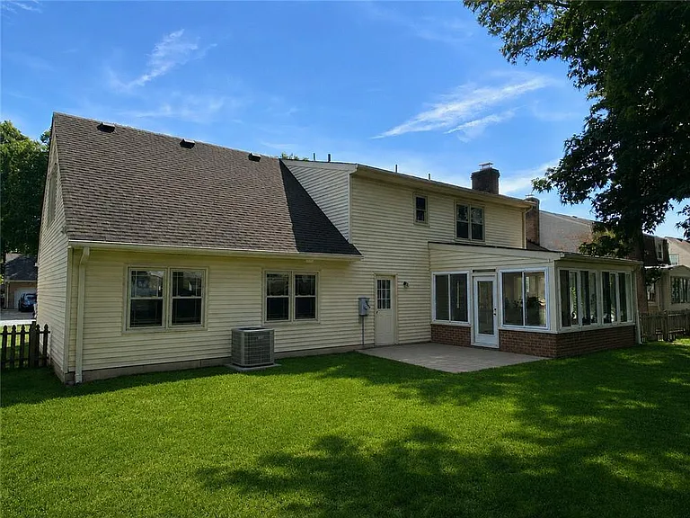 5465 Stewart Dr — Photo 3