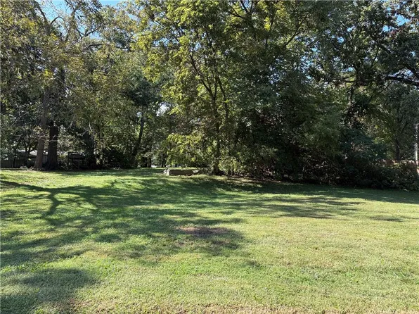 900 Halsey Cir, Harrisonville, MO 64701