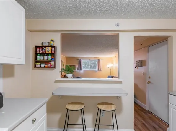 25 Clarks Rd APT 101, Amesbury, MA 01913