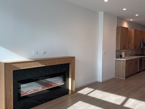 2nd image of 934 W Diversey Pkwy Suite 1