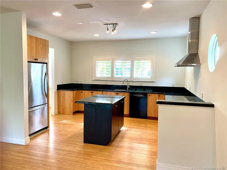 625 SW Salerno Rd — Photo 8