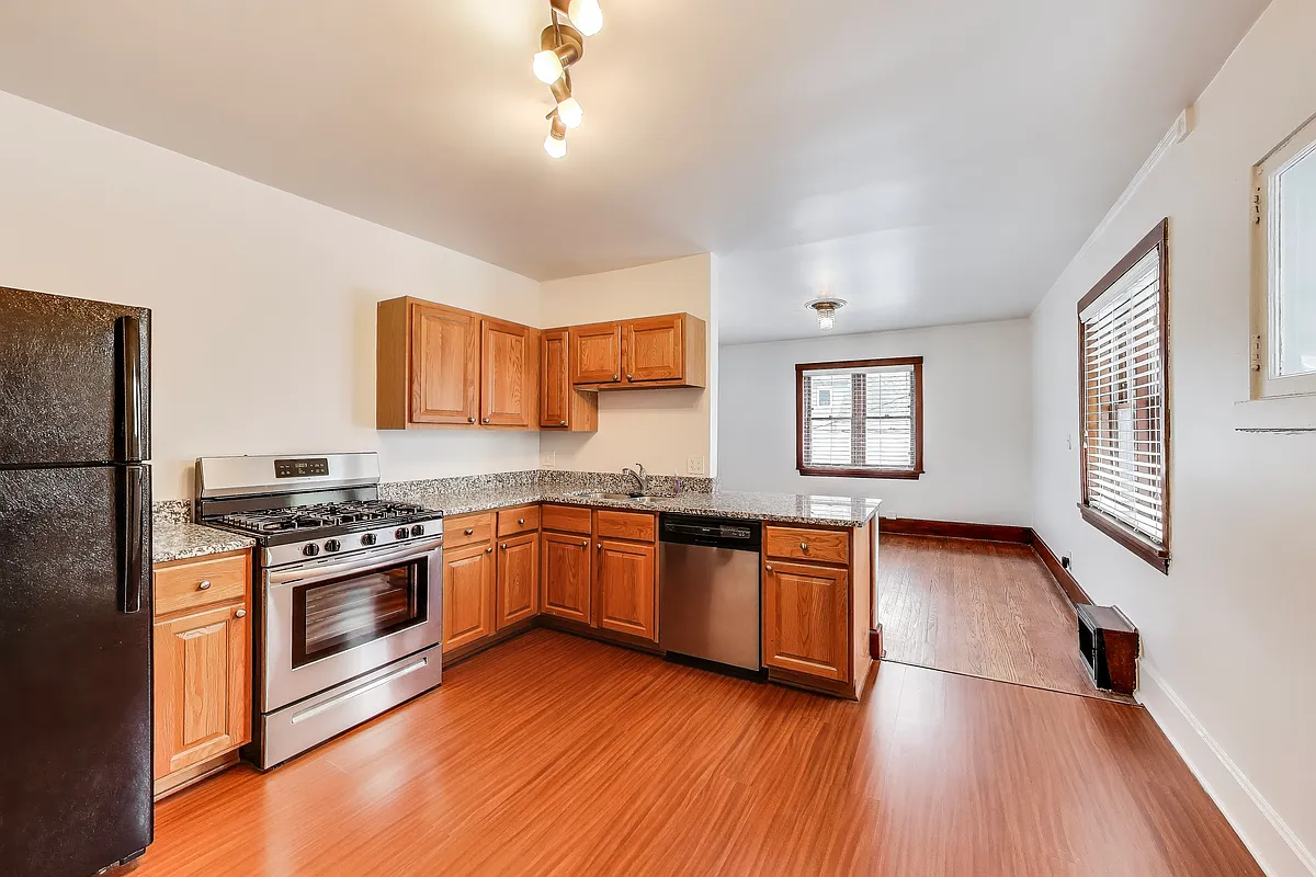 Building Photo - 1424 Lake St #2