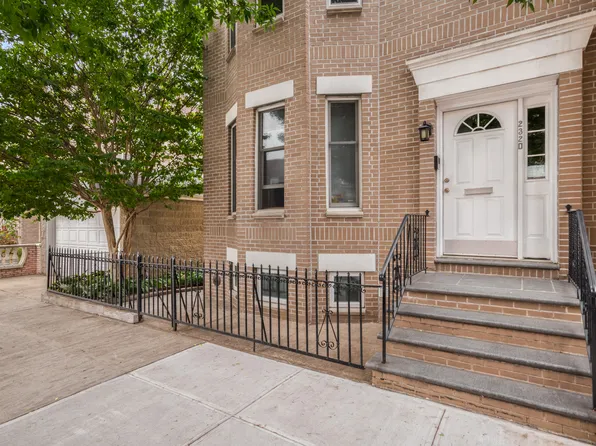2320 33rd St, Astoria, NY 11105
