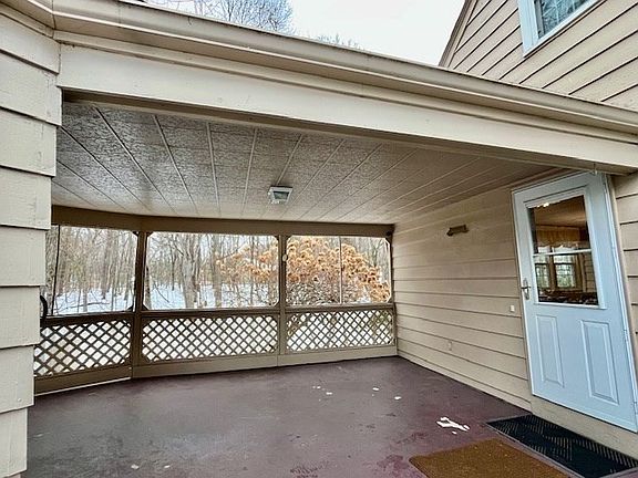 3rd image of 83 Old Farm Rd