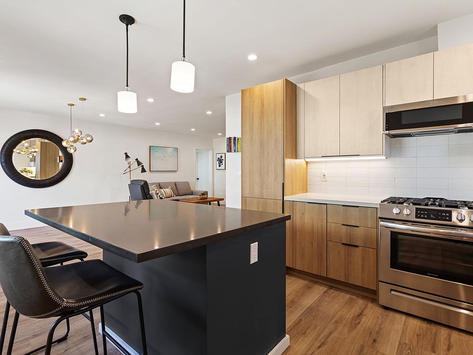 Entertainer's Kitchen with Eat-In Island