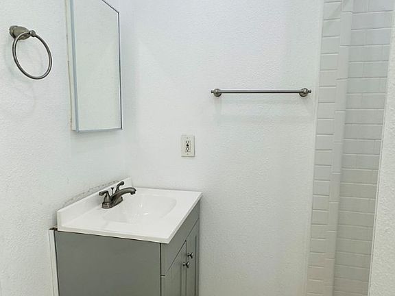 5th image of 3661 Webster Ave #B