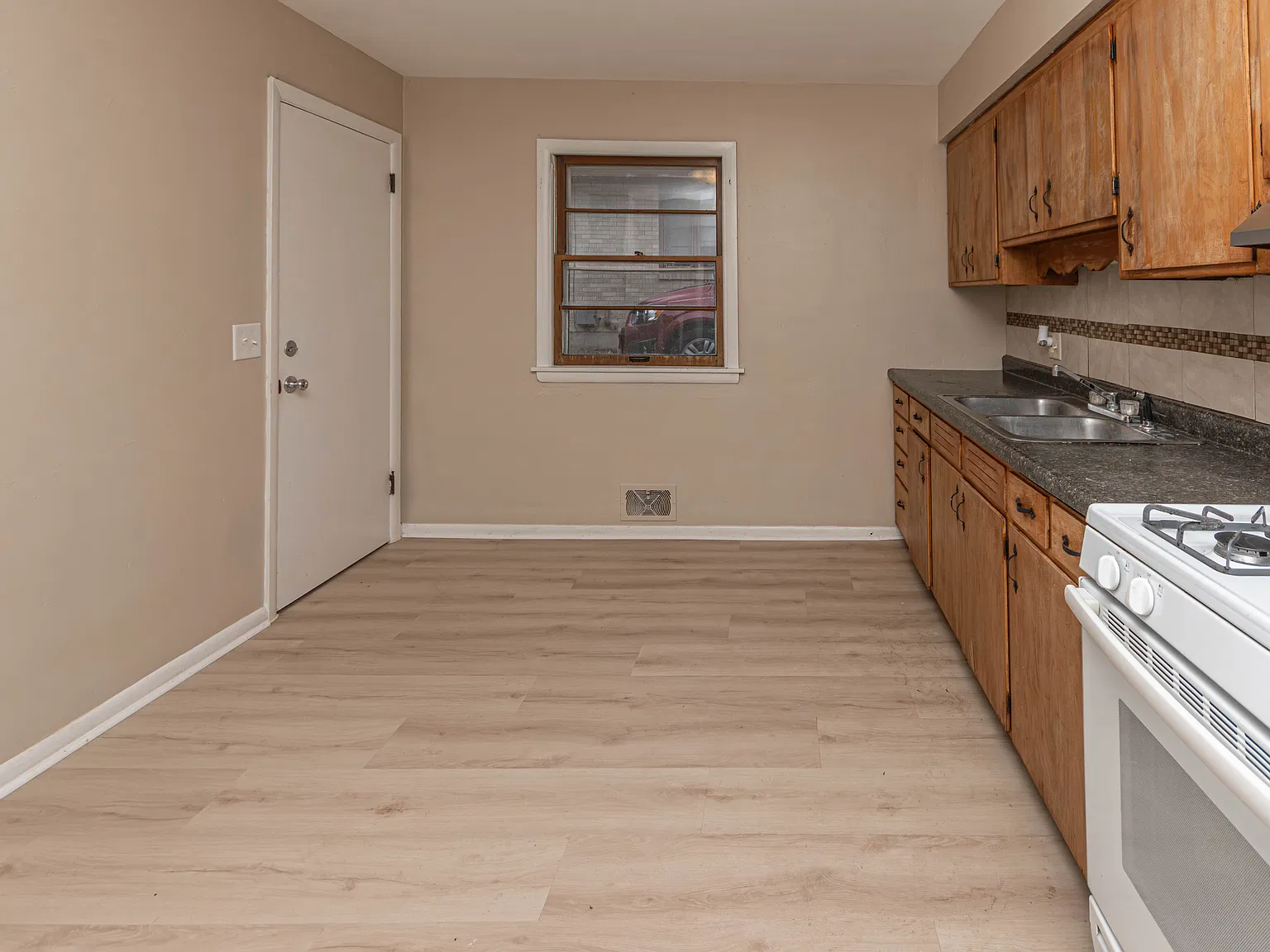 2 bed, 640 sqft, $1,000 — Photo 3
