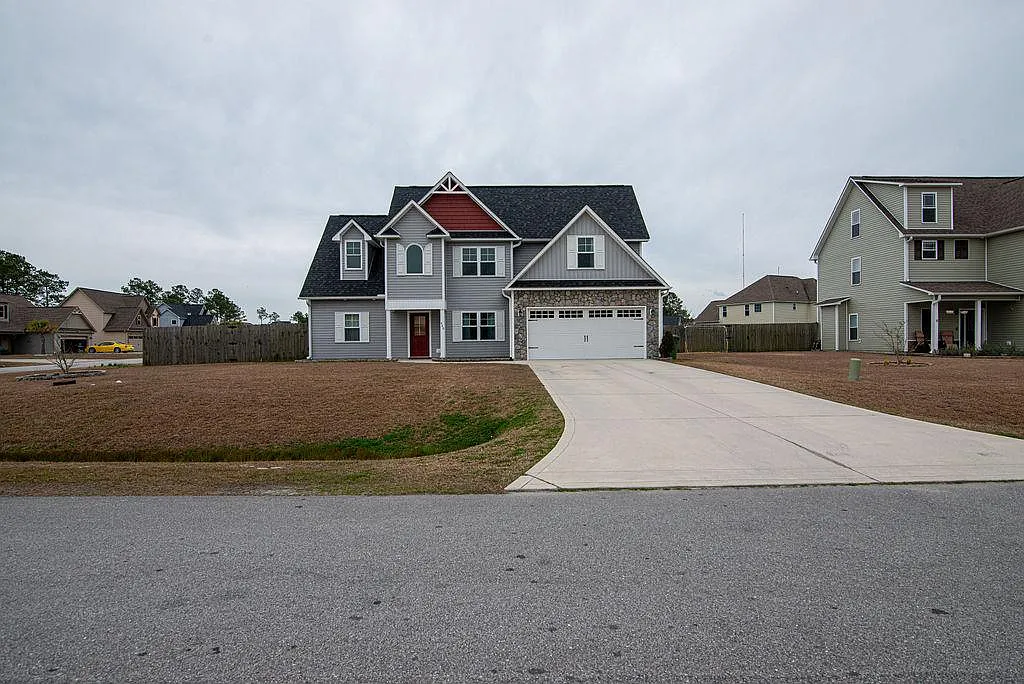 4 bed, 2.5 bath, 1839 sqft, $2,200 — Photo 2
