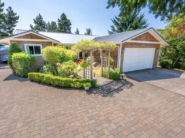 905 NE 7th St, Newport, OR 97365