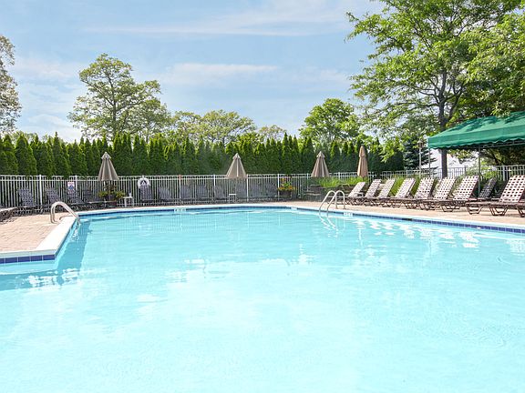 5th image of 75 Hamlet Dr