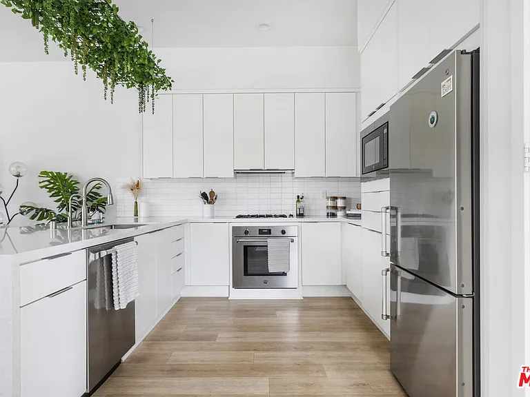 10907 Otsego St — Photo 11